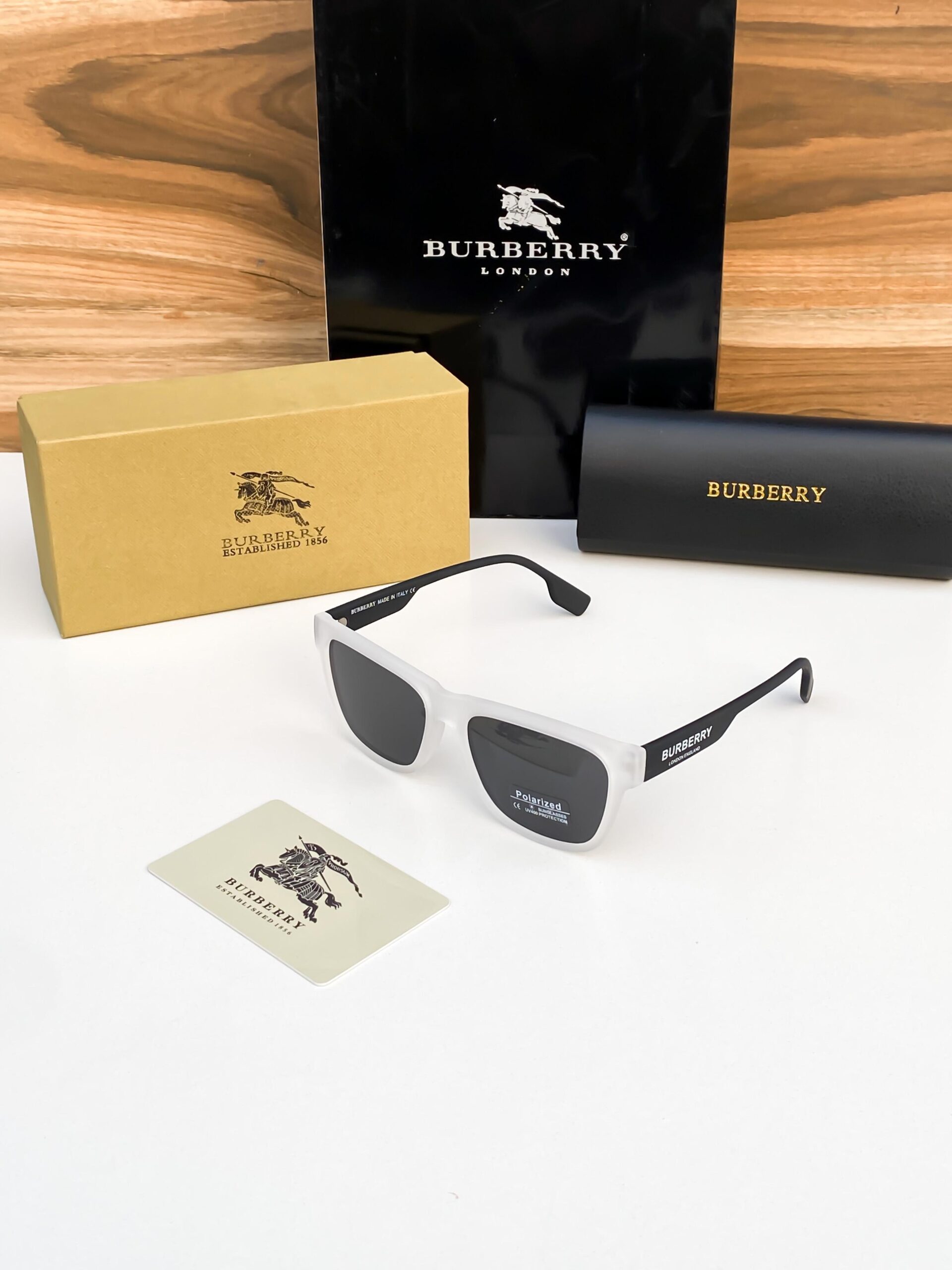 Burberry_white_black_4293
