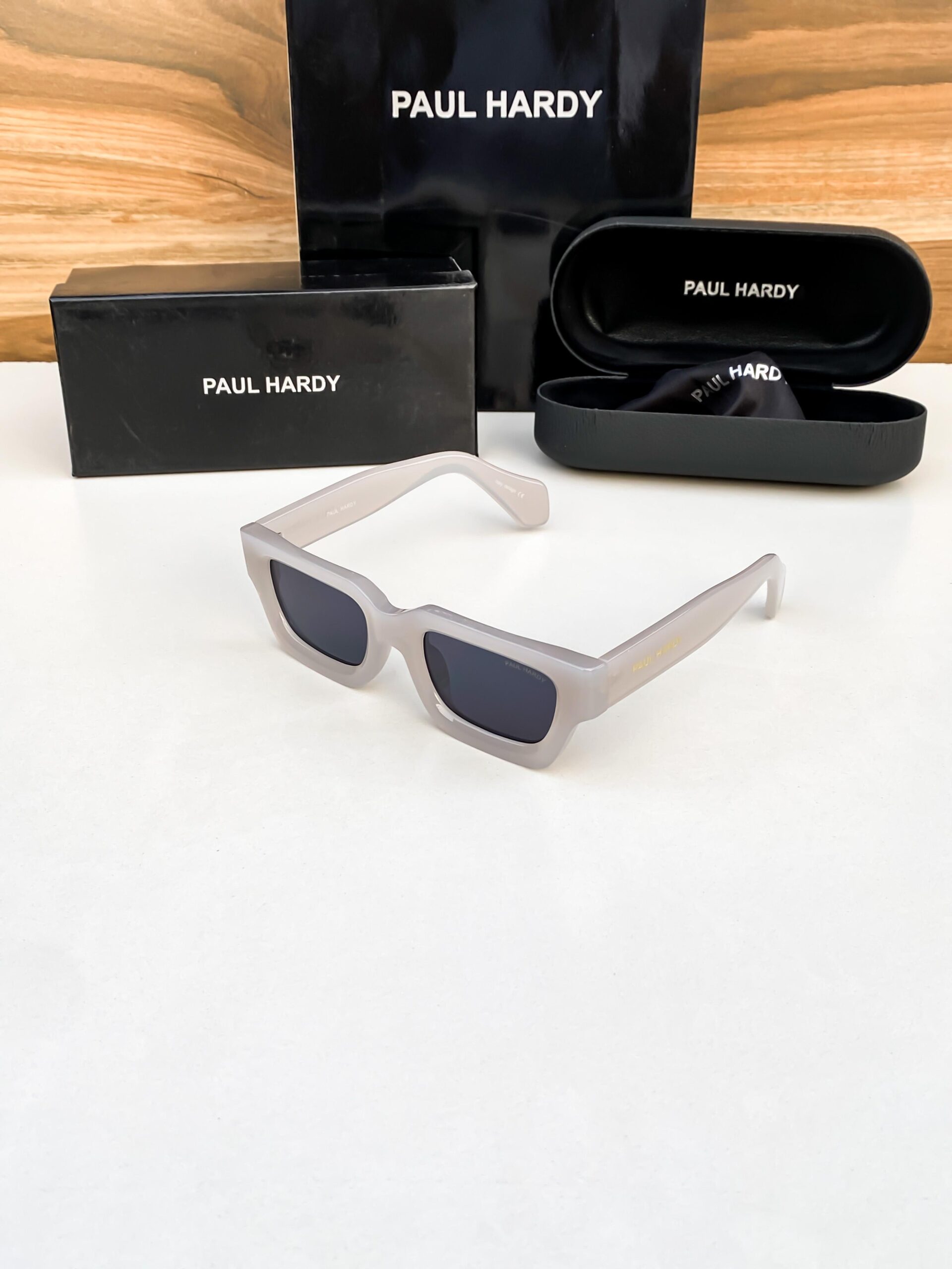 Paul hardy white black 3659