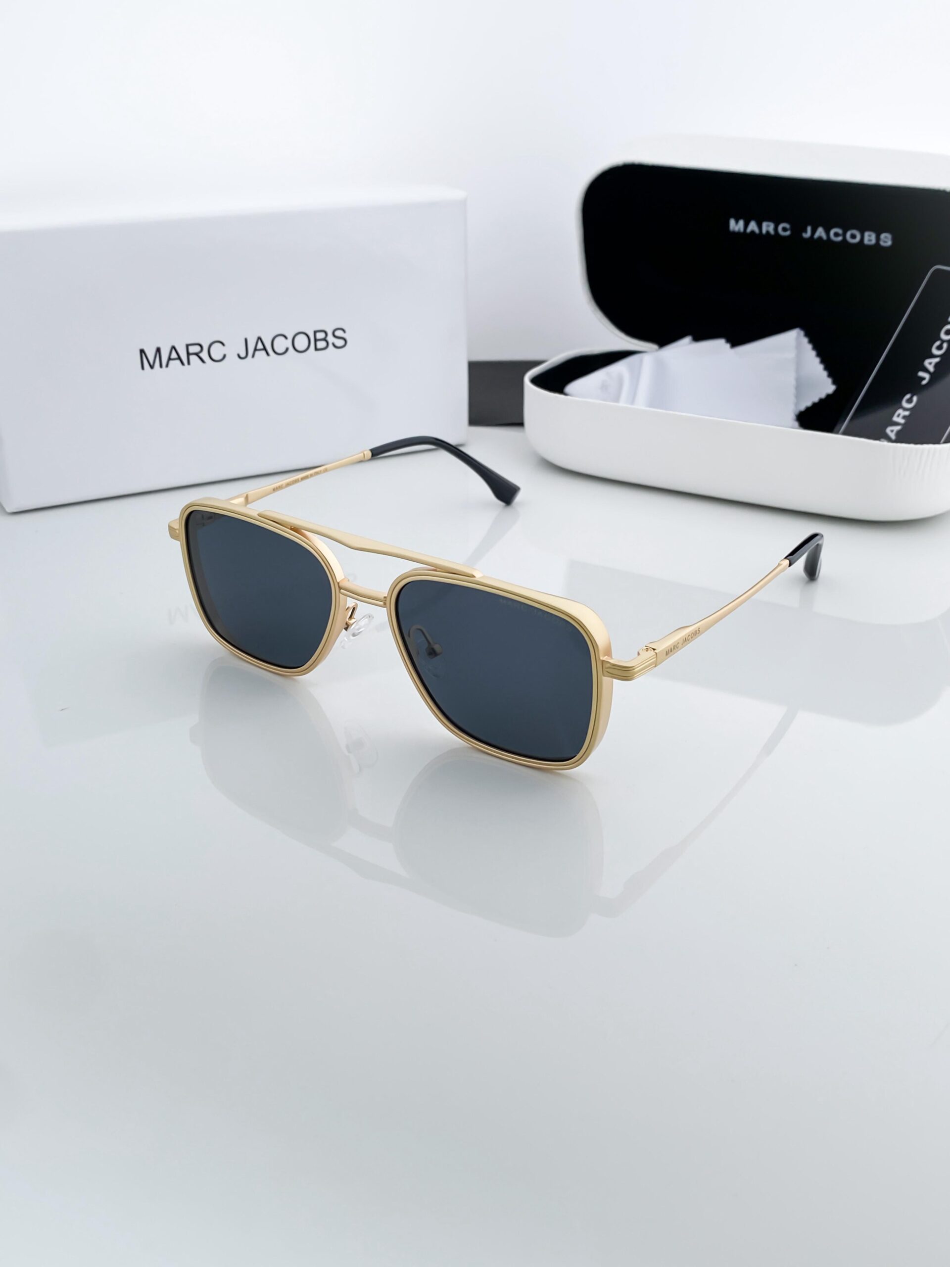 MARC JACOBS gold black 519