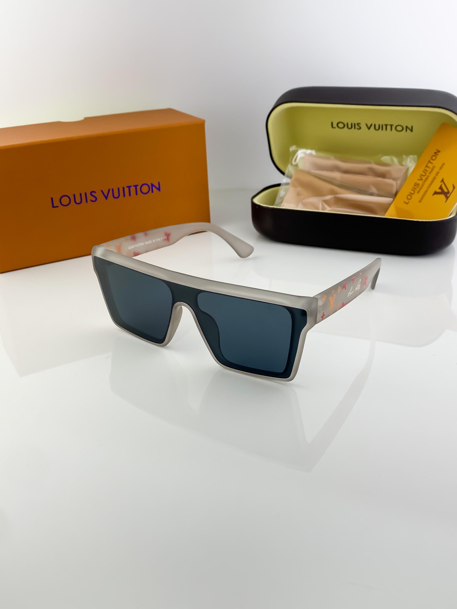 Louis_vuitton_grey_1166