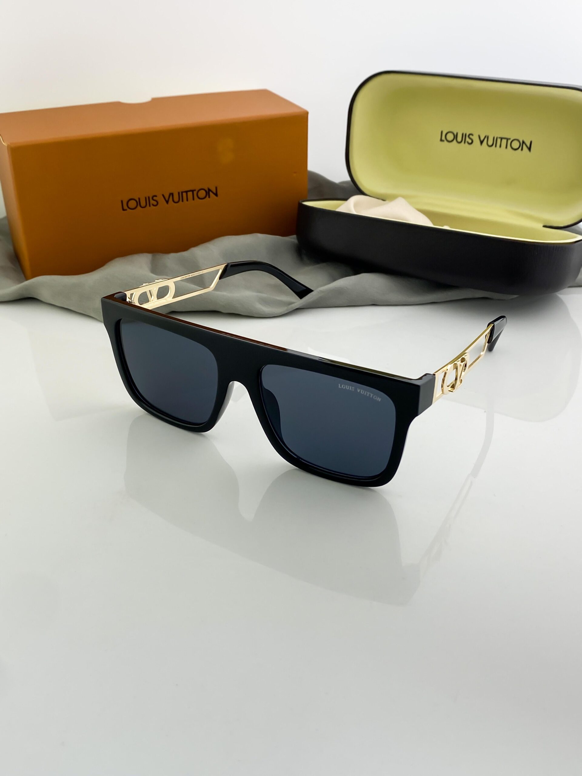 Louis_vuitton_gold black 120