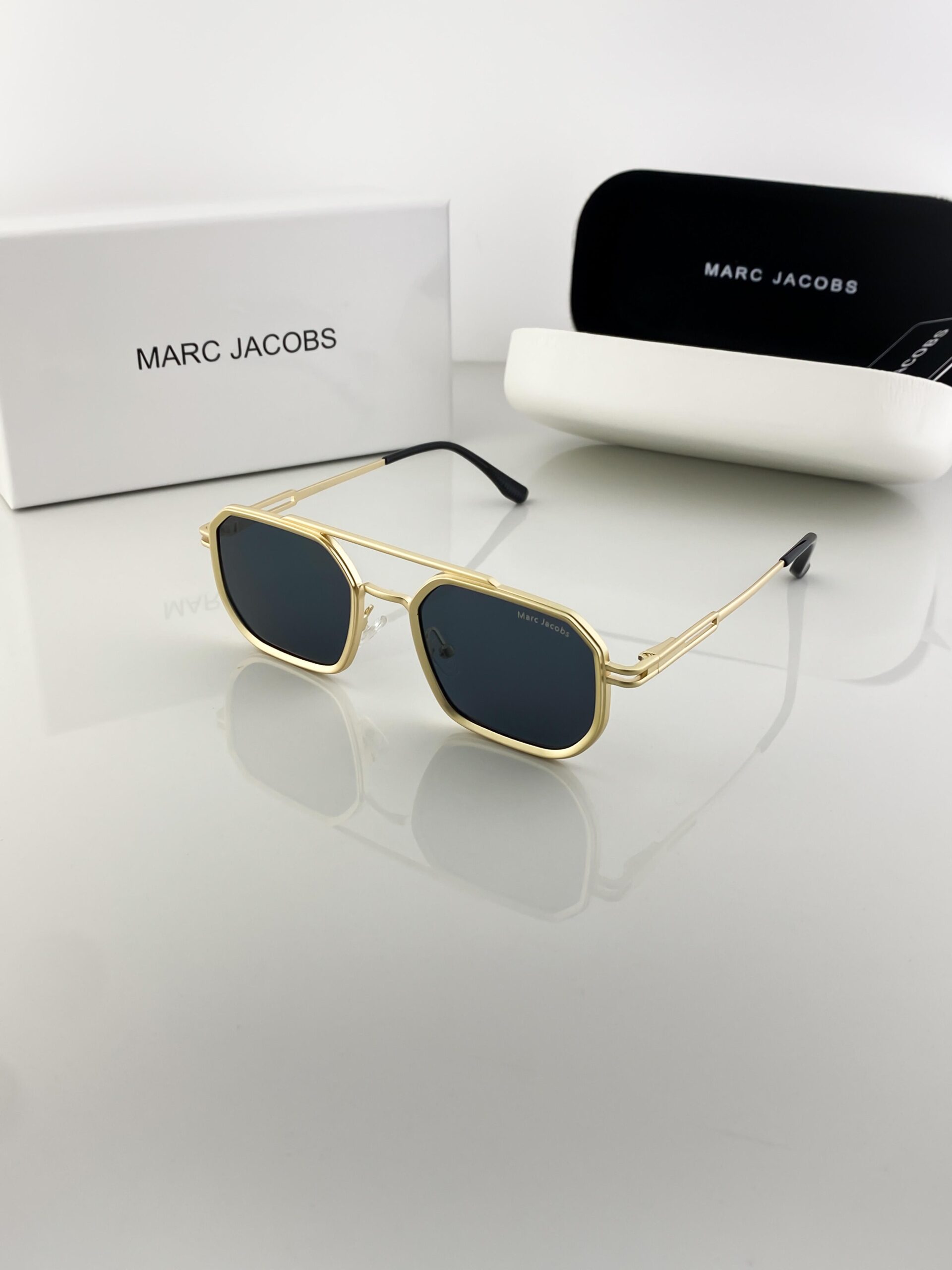 MARC JACOBS GOLD BLACK 518