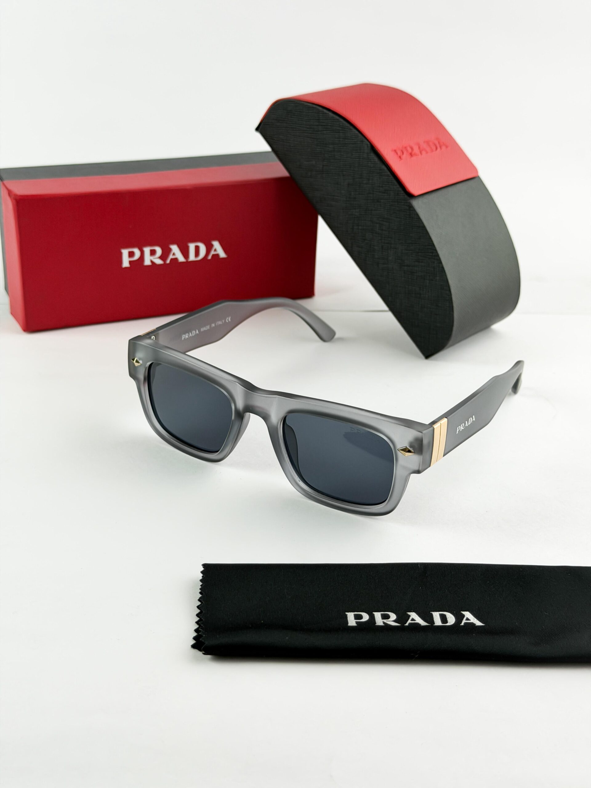 Prada_grey_black_sp19-70
