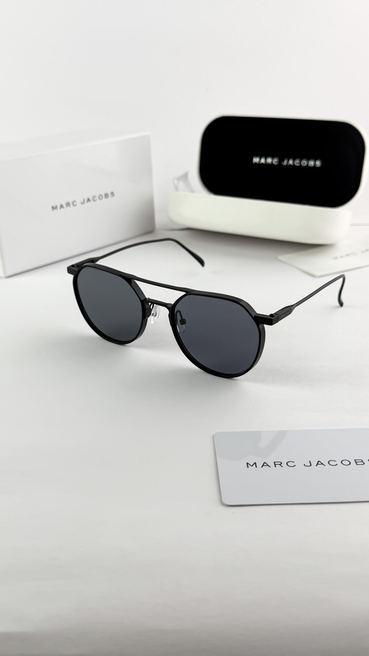 MARC JACOBS CHARCOAL BLACK 5001