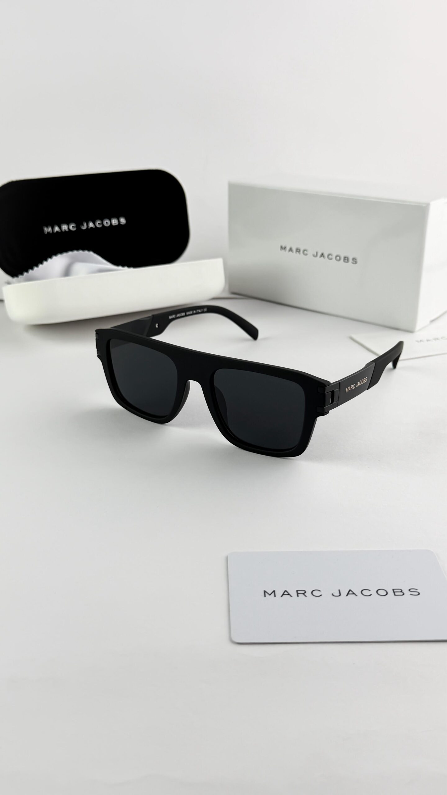 Marc Jacobs black 1004-89