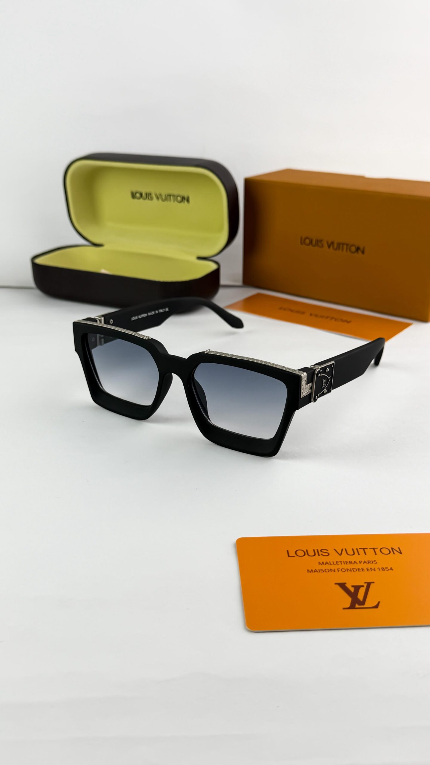 Louis_vuitton blue shaded 65N
