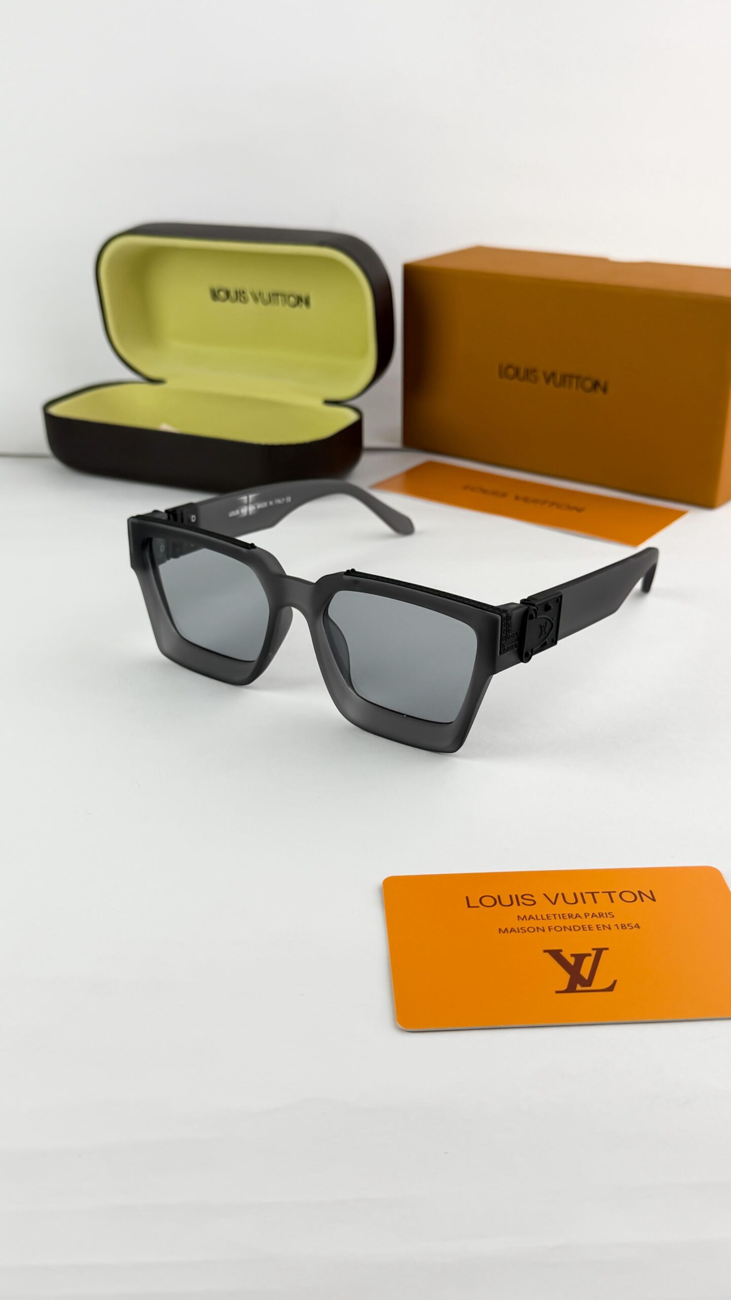 Loui_s vuitton grey 65N